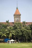 mumbai, india, 10 ottobre 2015 - persone che giocano a cricket nel parco centrale di mumbai, india. il cricket è lo sport più popolare in India foto