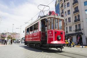 Istanbul, Turchia, 15 giugno 2019 - persone non identificate dai tram nostalgici di Istanbul a Istanbul, Turchia. a Istanbul ci sono due linee tranviarie con tram storici. foto