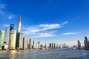 Shanghai, Cina, 24 gennaio 2014 - vista ai grattacieli nel distretto di lujiazui a shanghai. attualmente, ci sono più di 30 edifici alti oltre 25 piani con il commercio come funzione principale. foto