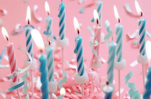 ai generato blu e bianca compleanno candele al di sopra di rosa sfondo foto