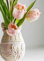 ai generato Pasqua tulipani nel un uovo con bianca sfondo foto