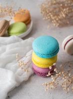 pila di macarons, amaretti french cookie foto