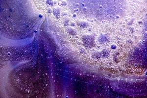 sfondo astratto o texture con bolle d'olio sulla superficie dell'acqua viola foto