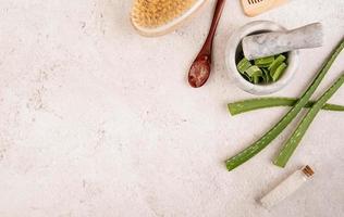 cosmetici naturali con aloe vera e vista dall'alto di sale su sfondo bianco con spazio di copia foto