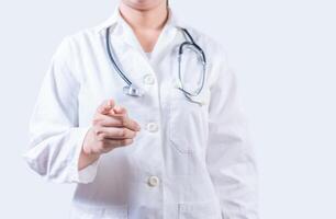 irriconoscibile medico puntamento a il telecamera. medico mani puntamento a voi isolato, dito medico puntamento a voi foto