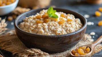 ai generato fiocchi d'avena con burro e uva passa foto