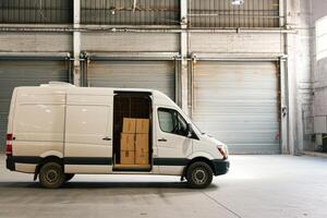 ai generato consegna furgone, commerciale consegna furgoni con cartone scatole, la logistica concetto foto