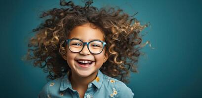 ai generato giovane ragazza con bicchieri sorridente nel blu sfondo, foto