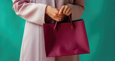 ai generato un' donna detiene rosa carta shopping Borsa contro un' verde sfondo foto