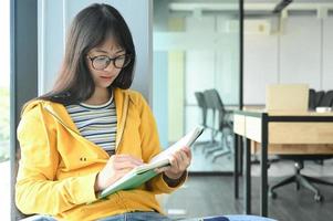 studentesse asiatiche stanno leggendo libri per prepararsi agli esami di ammissione all'università. foto