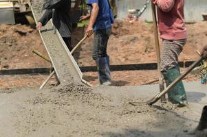 lavoratori versano calcestruzzo per la costruzione. foto