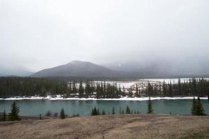 vista aerea del fiume in primavera al parco nazionale di banff, alberta, canada foto