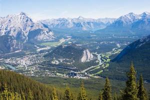 bella vista aerea delle montagne rocciose e del fiume. Banff città nella valle. alberta. foto