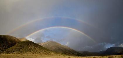 doppio arcobaleno e montagne della Sierra Nevada