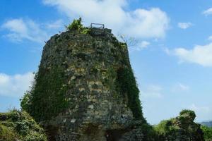paesaggio con le rovine della fortezza anakopian. nuovo athos, abkhazia