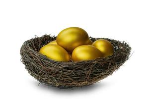 uova d'oro nel nido decorativo isolato su sfondo bianco foto