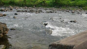 vista sul fiume nel paese asiatico. uno degli angoli del fiume in indonesia foto