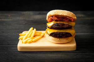 hamburger o hamburger di manzo con formaggio e pancetta