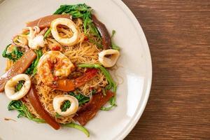 vermicelli di riso saltati in padella e mimosa d'acqua con mix di frutti di mare foto