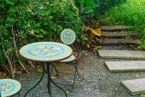 decorazione della tavola vuota in giardino foto