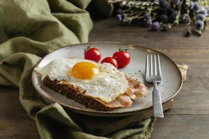 colazione con uova pancetta pomodori ad alto angolo foto