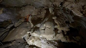 Visualizza dentro lof metropolitana grotta. azione. sorprendente natura di pietra grotte dentro montagne, escursioni per grotta musei. foto