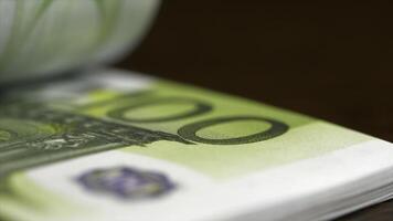 Euro banconote vicino su. parecchi centinaio Euro banconote impilati di valore. Euro i soldi concetto. 100 Euro banca Appunti ventaglio fuori, macro struttura. i soldi autunno piace un' banderuola foto