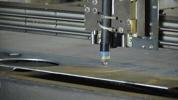 laser fresa per produzione. clip. laser fresa nel il produzione di pronto per opera - taglio foglio metallo foto