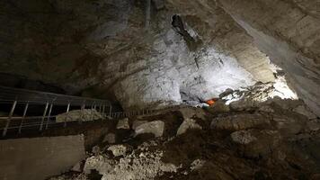 pietra muri di grotta con illuminazione. azione. grande chiuso grotta con pietra formazioni. escursioni per metropolitana roccioso grotte foto