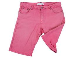 pantaloncini rosa su sfondo bianco, pantaloncini jeans rosa piegati isolati su bianco foto