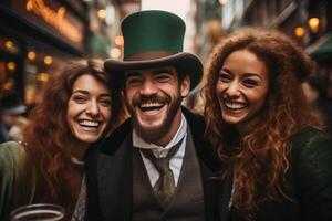 ai generato sorridente giovane persone nel verde st. Patrick superiore cappelli festeggiare st. Patrick giorno foto