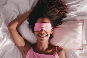 ai generato giovane africano americano donna con dormire maschera nel letto, superiore Visualizza. prima di andare a dormire foto