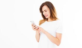 una bella donna guarda una foto sul suo dispositivo isolato su sfondo bianco.