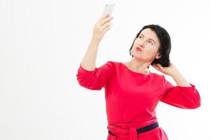la mezza età fa lo spazio della copia selfie su sfondo bianco foto