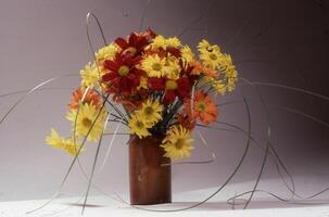 un' vaso con fiori nel esso foto