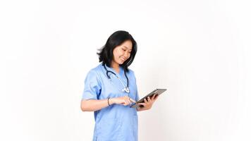 giovane asiatico femmina medico utilizzando tavoletta per opera e sorridente isolato su bianca sfondo foto