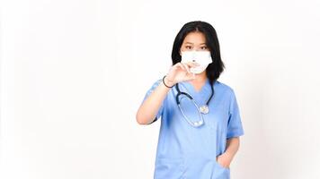 giovane asiatico femmina medico indossare medico maschera e Tenere siringa per vaccinazione isolato su bianca sfondo foto