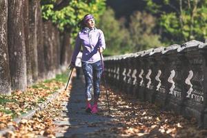 nordic walking sul marciapiede foto