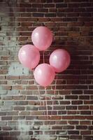 ai generato urbano elegante gomma da masticare rosa palloncini popping contro un' mattone parete foto