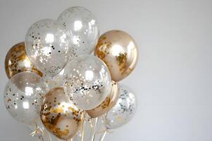 ai generato scintillante splendore elevare il tuo celebrazione con argento e oro coriandoli palloncini foto