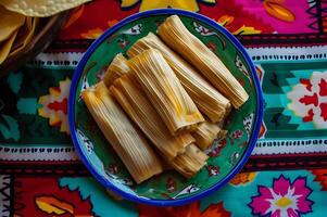 ai generato stuzzicante tamales un' racconto di gusto su un' stile talavera piatto foto