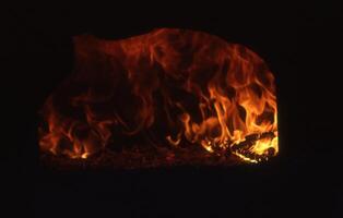 un' fuoco è ardente nel un' camino foto