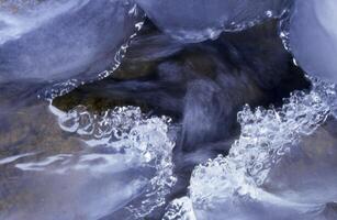 un' vicino su di ghiaccio e acqua foto