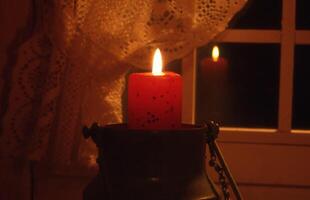 un' candela è illuminato nel un' lanterna foto