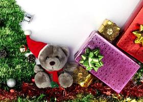 orsacchiotto e confezione regalo con decorazioni natalizie su sfondi bianchi sopra foto