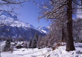 un' nevoso montagna paesaggio foto