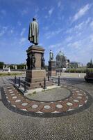 Berlino, Germania, 2021 - schinkel piazza con statue, schloss ponte e berlinese dom dietro, sotto tana tiglio, Berlino, Germania foto