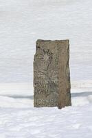 Grytviken, Sud Georgia, 2019 - Ernesto shackleton funerario stele sotto neve, grytviken cimitero, re edward baia, Sud Georgia, Sud Georgia e il Sandwich isole, Antartide foto