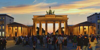 Berlino, Germania, 2021 - Brandeburgo cancello durante il Festival di luci, pariser quadrato, sotto tana tiglio, Berlino, Germania foto