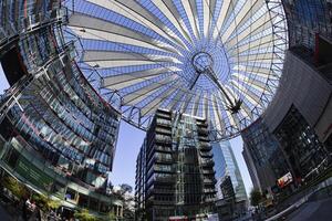 Berlino, Germania, 2021 - tendato bicchiere tetto cupola con grattacieli di il sony centro, potsdam quadrato, Berlino, Germania foto